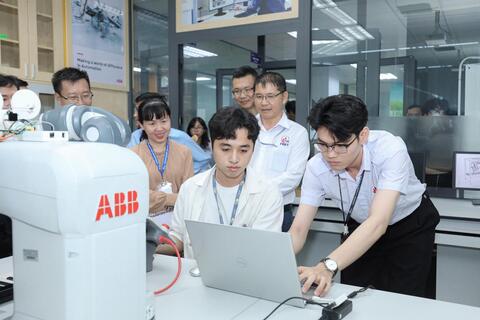 IUH - Gần 70 năm khẳng định vị thế trên bản đồ đại học châu Á