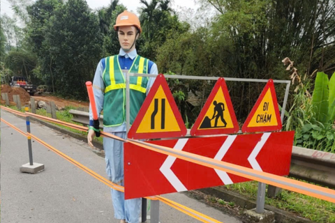 Cao tốc Yên Bái - Lào Cai: Đặt thêm hàng rào tôn, hình nộm, mũi tên phản quang cảnh báo an toàn khi thi công