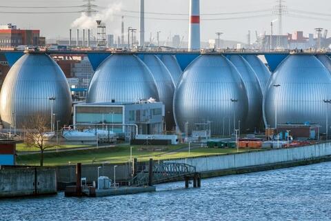 Mỹ và Iran dọa tấn công hạ tầng điện nước, cả Vùng Vịnh hoang mang