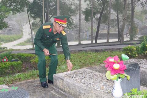 Lãnh đạo TP Huế dâng hoa, dâng hương tại Nghĩa trang liệt sĩ thành phố nhân kỷ niệm 51 năm Ngày giải phóng TP Huế