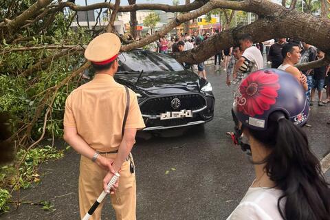 Dông lốc làm hơn 4.100 nhà hư hại, Lào Cai ra chỉ đạo khẩn