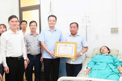 Chủ tịch UBND tỉnh Lào Cai tặng bằng khen cho người phụ nữ dũng cảm cứu người trong dông lốc