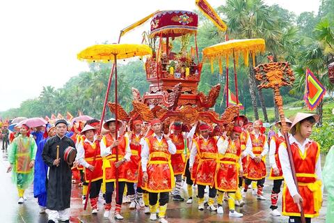 Độc đáo nghi thức rước kiệu về Đền Hùng
