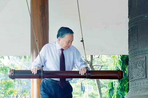 Tổng Bí thư, Chủ tịch nước Tô Lâm dâng hương tưởng niệm các anh hùng liệt sĩ tại Tây Ninh