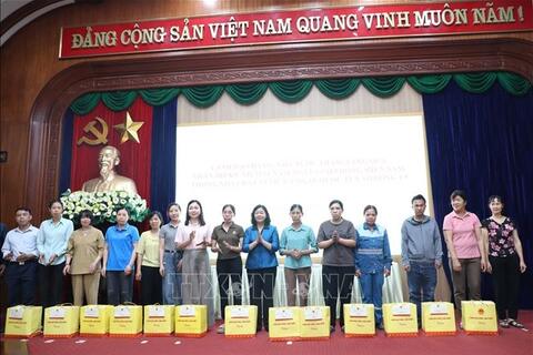 Đồng chí Bùi Thị Minh Hoài thăm, tặng quà gia đình chính sách, người lao động có hoàn cảnh khó khăn tại Ninh Bình