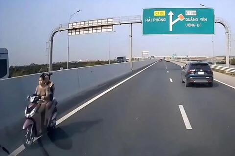Xử phạt nữ sinh không đội mũ bảo hiểm đi xe máy ngược chiều trên cao tốc