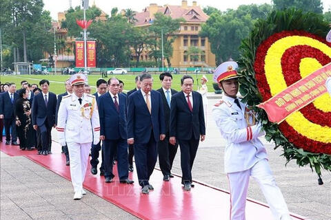 Lãnh đạo Đảng, Nhà nước thành kính dâng hoa tưởng nhớ Chủ tịch Hồ Chí Minh nhân dịp kỷ niệm 136 năm ngày sinh của Bác