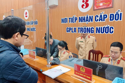 Hà Nội: Người dân có thể nhận giấy phép lái xe mới tại nhà