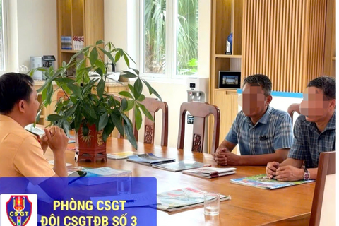 Gia Lai: Xử phạt tài xế xe biển xanh vượt ẩu trên đèo Mang Yang