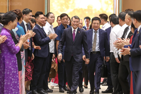 Thủ tướng Lê Minh Hưng đối thoại với doanh nghiệp, đề nghị “khen Chính phủ để dịp khác”