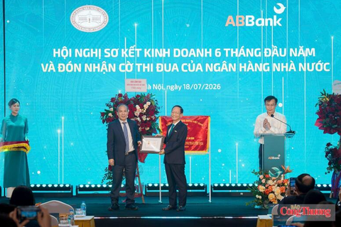ABBank nhận Cờ thi đua, ghi nhận nỗ lực đổi mới và phát triển bền vững