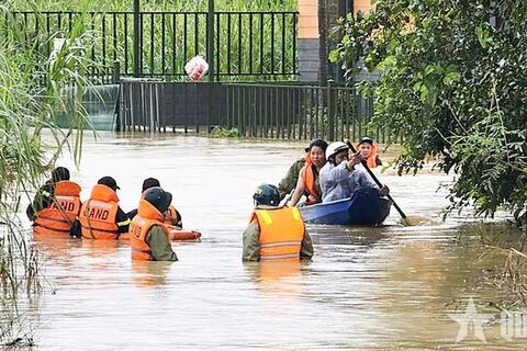 Kịp thời hỗ trợ người dân di chuyển tới nơi an toàn trong mưa lũ