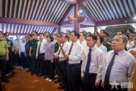 Đại tướng Phan Văn Giang dâng hương tưởng nhớ Chủ tịch Hồ Chí Minh