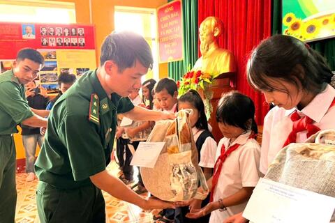 Giúp học sinh vùng cao xã Hùng Sơn vững bước tới trường