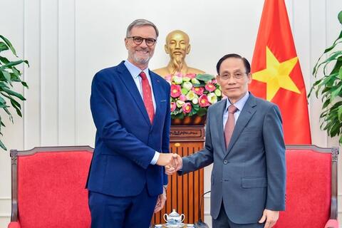 <a href="/dau-tu" title="Đầu tư" rel="dofollow">Đầu tư</a>