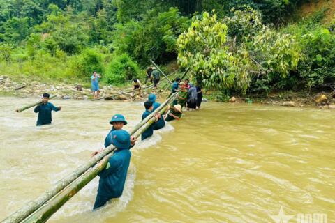 Nghệ An: Bộ đội, dân quân làm cầu tạm giúp học sinh đến trường sau mưa lũ