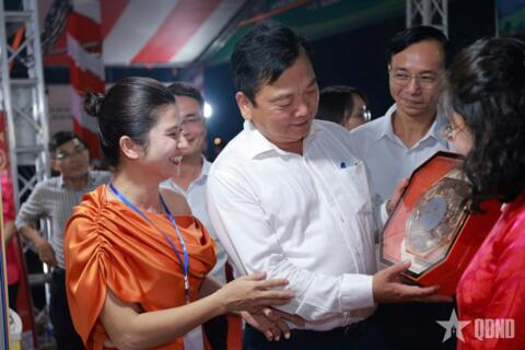 <a href="/kinh-te" title="Kinh tế" rel="dofollow">Kinh tế</a>