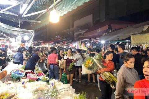 Hà Nội: Chợ hoa Quảng An nhộn nhịp trước ngày 20/10