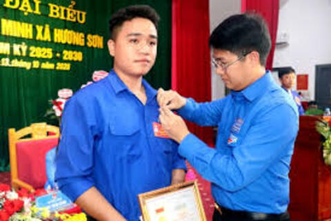 Trao tặng Huy hiệu “Tuổi trẻ dũng cảm” cho đoàn viên cứu bé 7 tuổi đuối nước