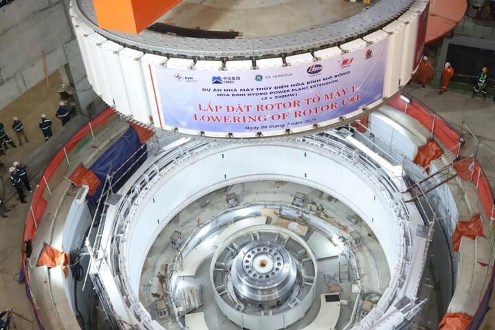 Hạ đặt thành công rotor tổ máy số 1 dự án Thủy điện Hòa Bình mở rộng