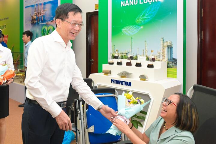 [CHÙM ẢNH] Petrovietnam tổ chức chương trình hiến máu nhân đạo “Giọt hồng yêu thương”