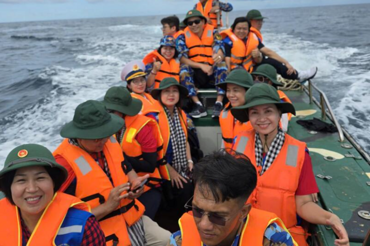 Vượt sóng gió đến nhà giàn DK1/10