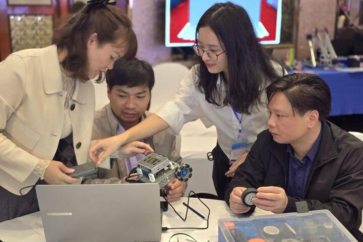 Từ phòng STEM đến hành trang công dân số cho học sinh miền núi