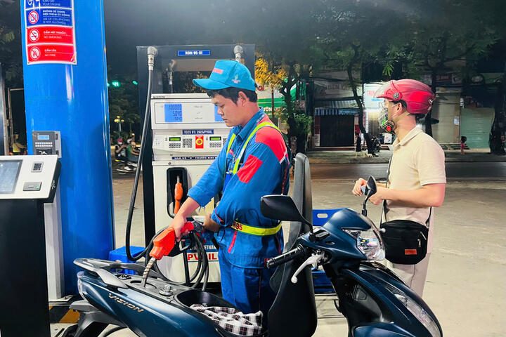 Giá xăng dầu hôm nay 14/1/2026: Tăng mạnh gần 3%