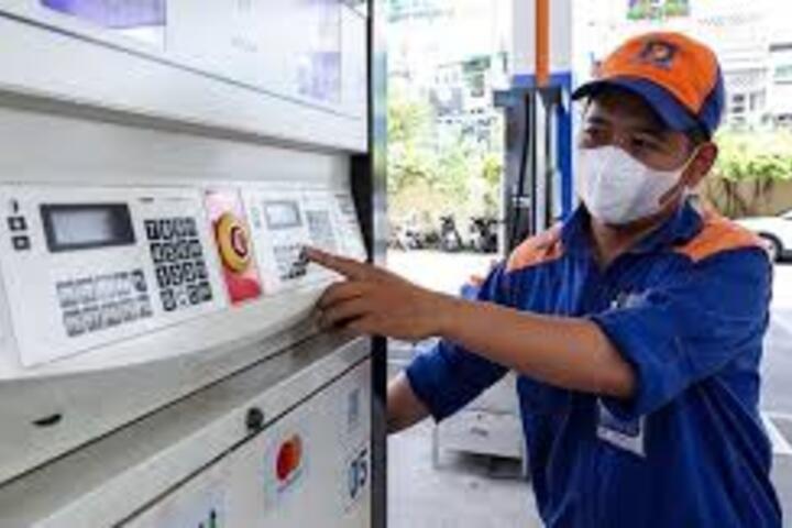 Giá xăng dầu hôm nay 24/2/2026: Tăng lên mức cao nhất trong 6 tháng