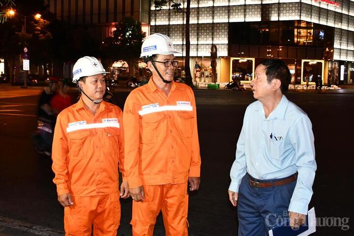 Tiết kiệm điện, hàng loạt biển quảng cáo lớn tắt điện sau 22 giờ