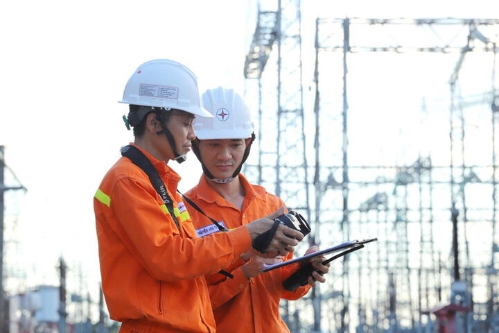 Giữa nắng nóng, bảo vệ an toàn hệ thống truyền tải điện phía Bắc