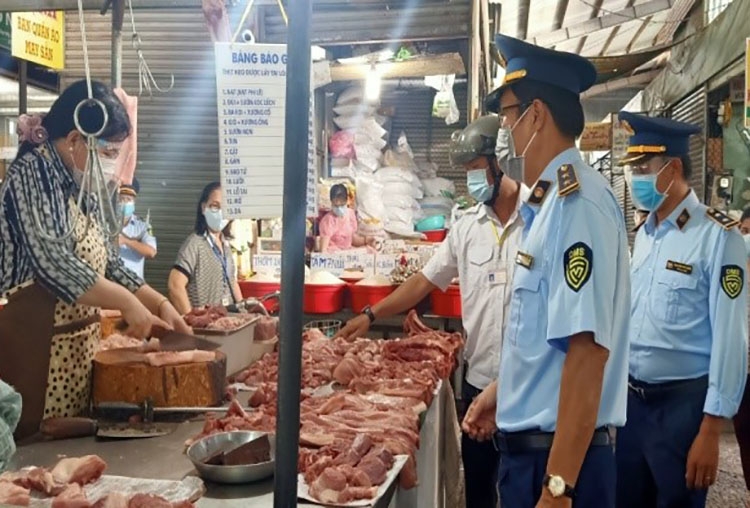 Lực lượng QLTT An Giang kiểm tra hoạt động kinh doanh hàng hóa thiết yếu tại các chợ truyền thống