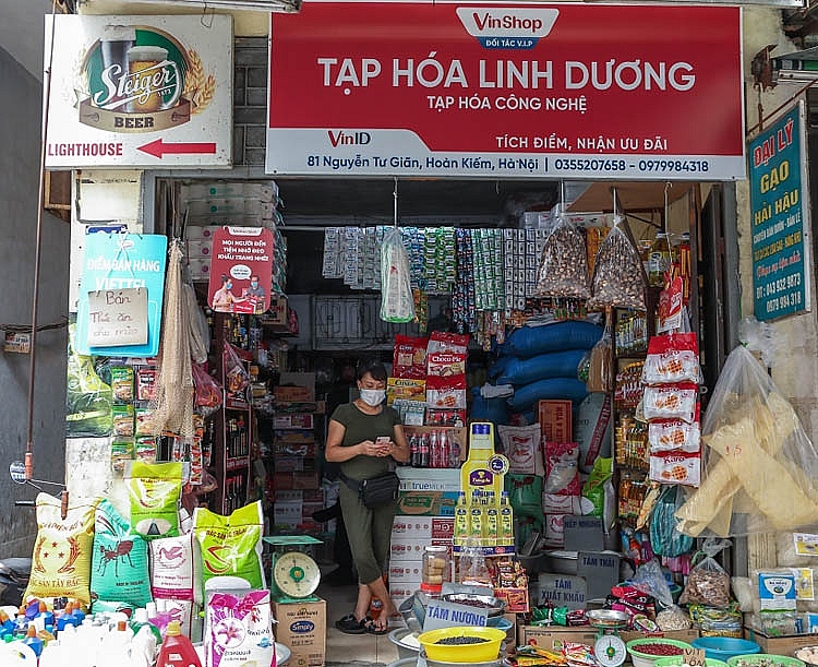 Chỉ cần thao tác qua điện thoại, chủ tạp hóa có thể nhập hàng an toàn, tiện lợi qua VinShop