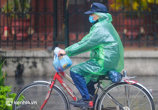 Hà Nội rét kỷ lục 8 độ C: Người dân cực khổ mưu sinh dưới mưa rét tê tái, hồ Gươm vắng bóng người qua lại - Ảnh 14.