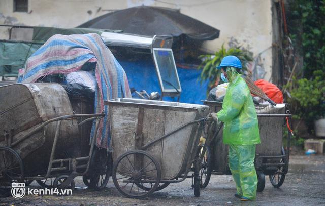 Hà Nội rét kỷ lục 8 độ C: Người dân cực khổ mưu sinh dưới mưa rét tê tái, hồ Gươm vắng bóng người qua lại - Ảnh 17.