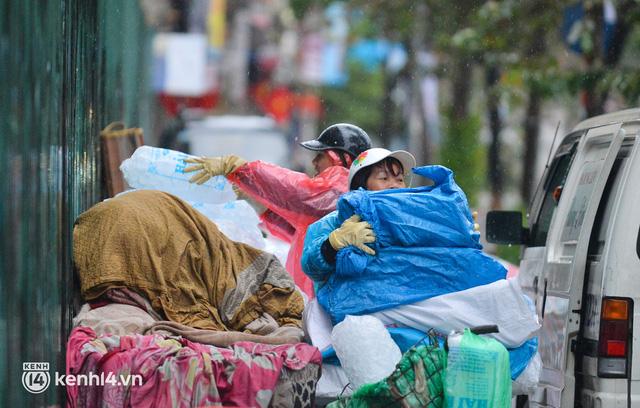 Hà Nội rét kỷ lục 8 độ C: Người dân cực khổ mưu sinh dưới mưa rét tê tái, hồ Gươm vắng bóng người qua lại - Ảnh 12.