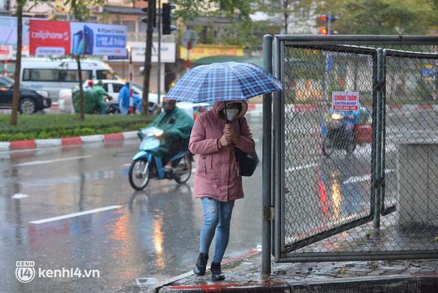 Hà Nội rét kỷ lục 8 độ C: Người dân cực khổ mưu sinh dưới mưa rét tê tái, hồ Gươm vắng bóng người qua lại - Ảnh 4.