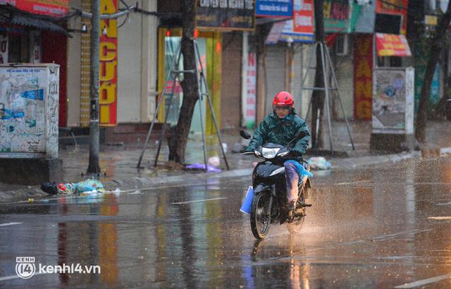 Hà Nội rét kỷ lục 8 độ C: Người dân cực khổ mưu sinh dưới mưa rét tê tái, hồ Gươm vắng bóng người qua lại - Ảnh 1.