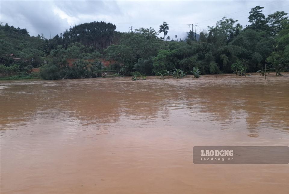 Thủy điện Bắc Cuông khiến nước lên xuống bất thường, ngập sâu trên diện rộng. Ảnh: CTV.