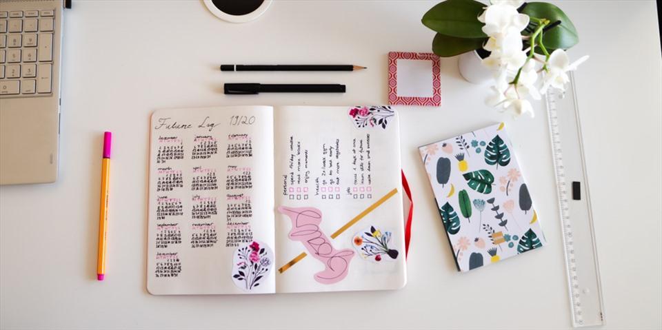 Cuốn sổ Bullet Journal sẽ giúp bạn lên sách sách các việc cần làm và định hướng mục tiêu trong tương lai. Ảnh: Shutterstock