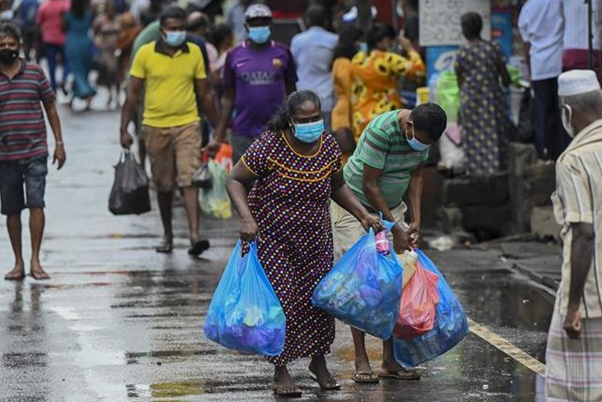 Thảm cảnh ở đất nước vỡ nợ Sri Lanka : Người dân không dám đi vệ sinh vì phí quá đắt, đến bệnh viện hay mua thuốc giảm đau cũng là điều xa xỉ  - Ảnh 2.