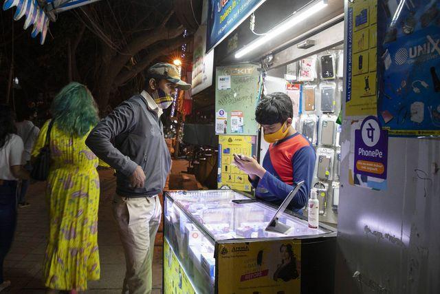 Ấn Độ: Hoạt động thanh toán kỹ thuật số bùng nổ, người ăn xin nhận được nhiều tiền gấp đôi khi dùng mã QR  - Ảnh 1. Ấn Độ: Hoạt động thanh toán kỹ thuật số bùng nổ, người ăn xin nhận được nhiều tiền gấp đôi khi dùng mã QR  - Ảnh 1.