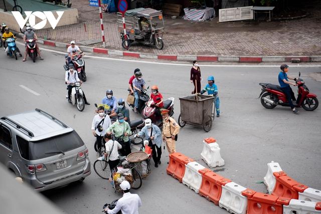 Giao thông Hà Nội tiếp tục tắc nghẽn kéo dài trong ngày đầu tuần - Ảnh 7.