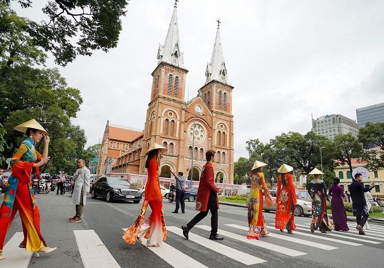 TP.HCM hút khách du lịch hè bằng hàng loạt tour hấp dẫn - Ảnh 1