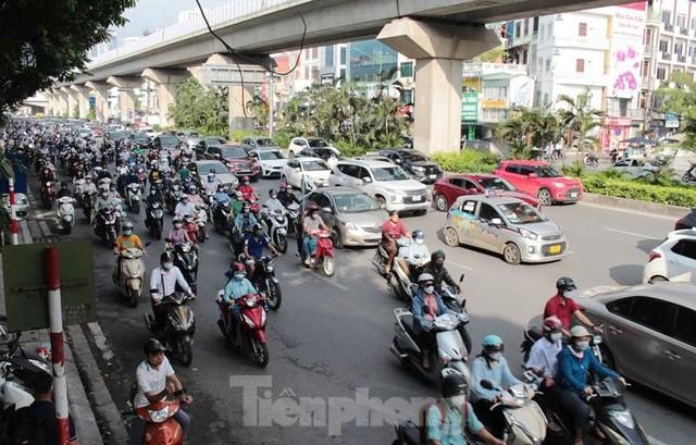 Giao thông lộn xộn, ùn ứ sau khi phân làn xe ở đường Nguyễn Trãi - Ảnh 2.