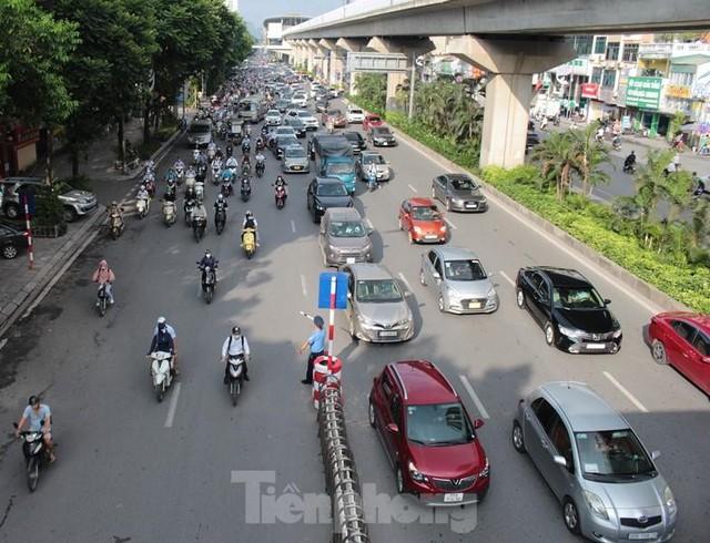 Giao thông lộn xộn, ùn ứ sau khi phân làn xe ở đường Nguyễn Trãi - Ảnh 8.