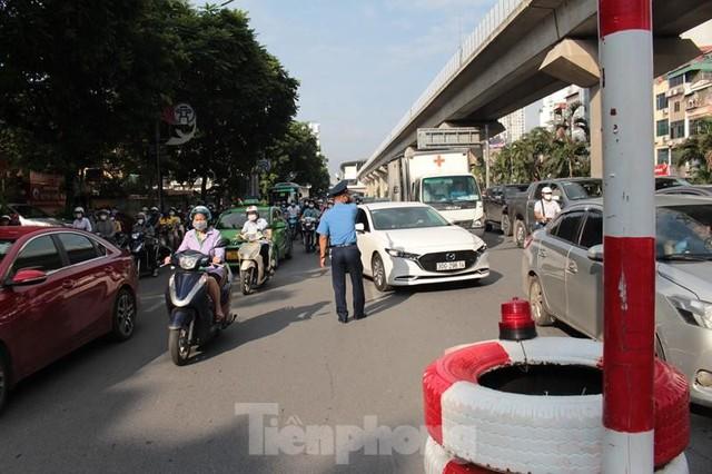 Giao thông lộn xộn, ùn ứ sau khi phân làn xe ở đường Nguyễn Trãi - Ảnh 7.