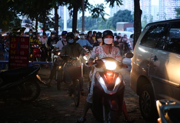 Hà Nội: Đường gom đại lộ Thăng Long tắc cứng vào giờ cao điểm, người dân mệt mỏi khi đi vài trăm mét mất cả tiếng đồng hồ - Ảnh 13.