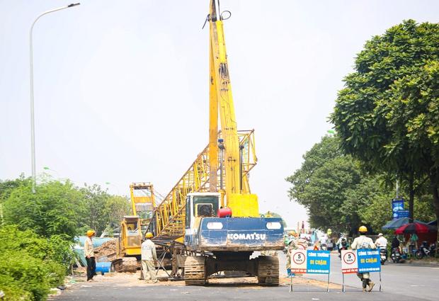 Hà Nội: Đường gom đại lộ Thăng Long tắc cứng vào giờ cao điểm, người dân mệt mỏi khi đi vài trăm mét mất cả tiếng đồng hồ - Ảnh 1.