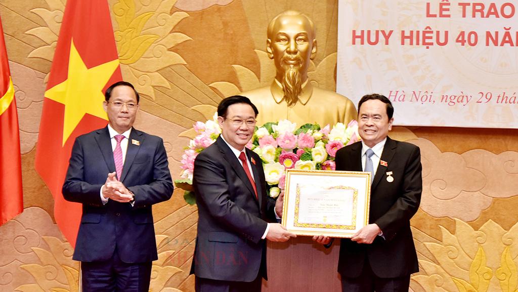 Chủ tịch Quốc hội Vương Đình Huệ trao Huy hiệu 40 năm tuổi Đảng tặng Phó Chủ tịch Thường trực Quốc hội Trần Thanh Mẫn và Phó Chủ tịch Quốc hội, Thượng tướng Trần Quang Phương - Ảnh 3.